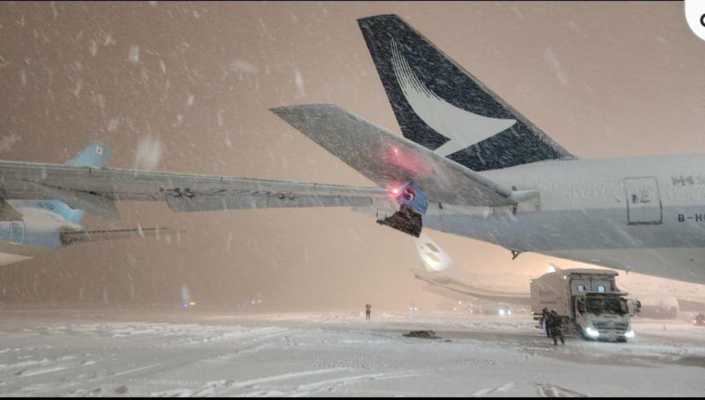 国泰航空证实，一架国泰航空客机今日（16日）停泊于札幌新千岁机场时发生事故。纵横游FB图片