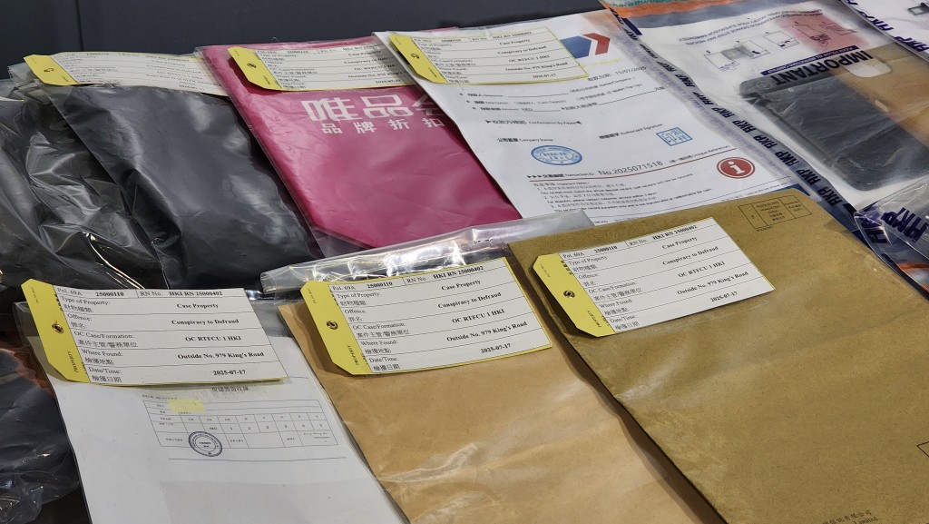 涉案文件。黃文威攝