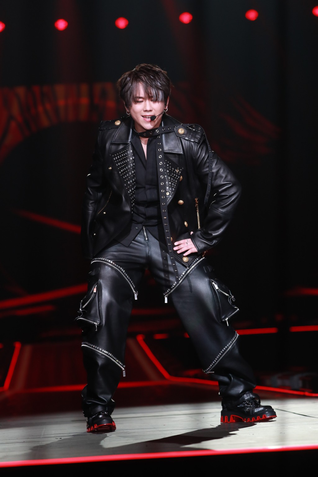姜涛身穿黑色闪石皮褛皮裤出场。