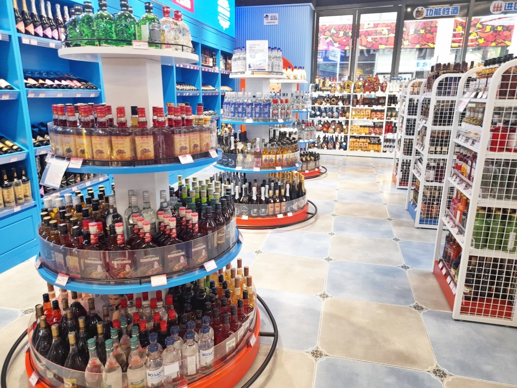 「红山6979」内的「俄货集市」有各款酒品。