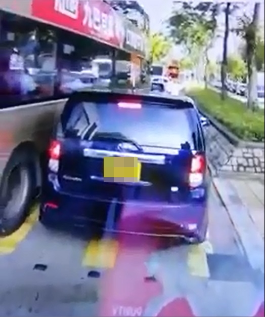 巴士爬頭私家車。「馬路的事討論區」影片截圖