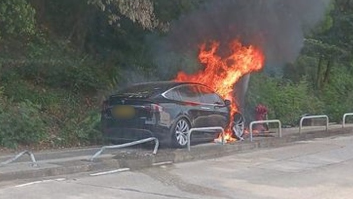 Tesla Model X 起火焚燒，火勢猛烈。網上圖片