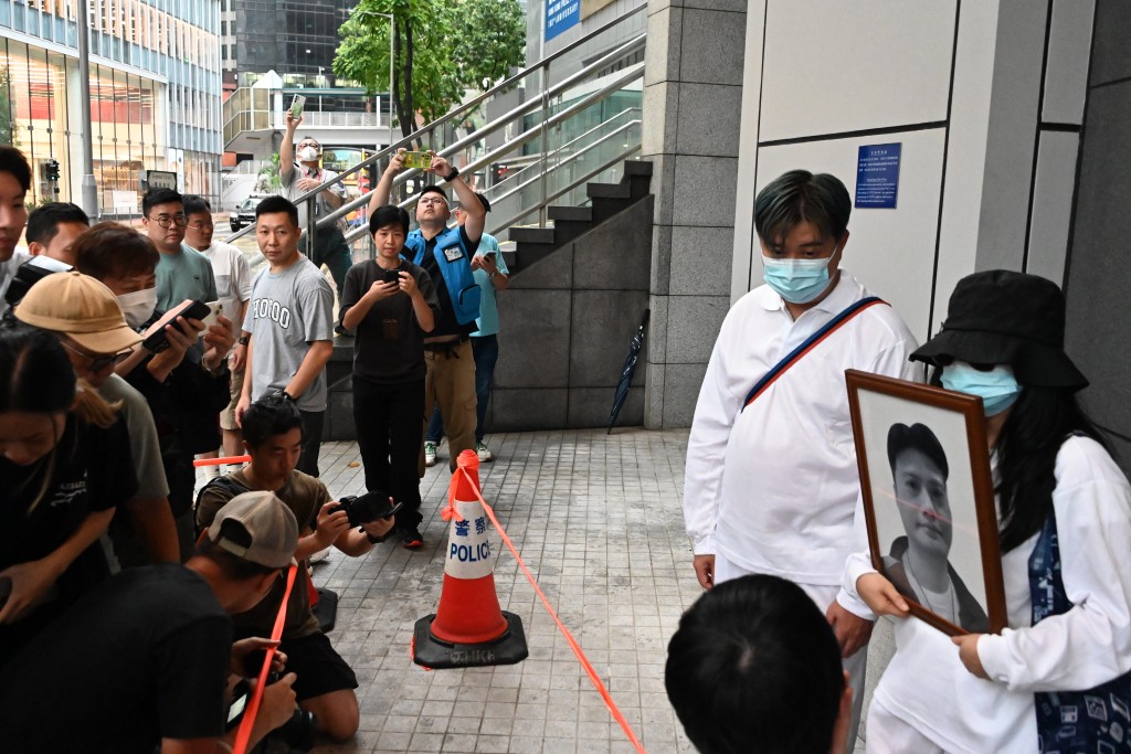 遗孀受访期间激动哭泣，直言“我好后悔报警呀，我害死自己老公”。