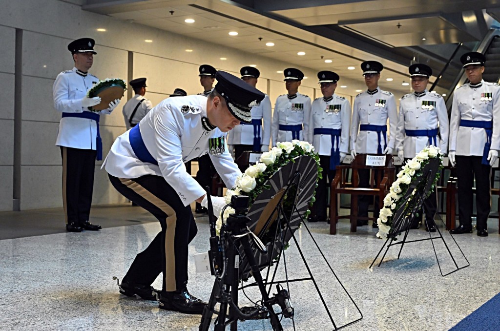 周一鳴向因公殉職的正規和輔警人員致以崇高敬意。警務處提供 周一鳴向因公殉職的正規和輔警人員致以崇高敬意。警務處提供