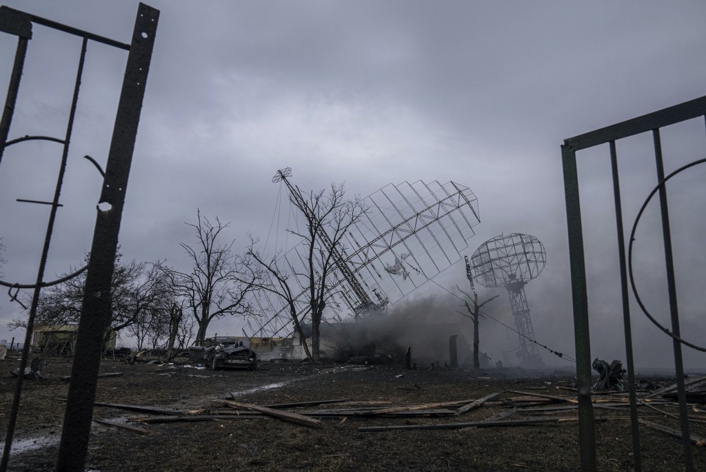 一個空軍基地遇襲後起火冒煙。AP