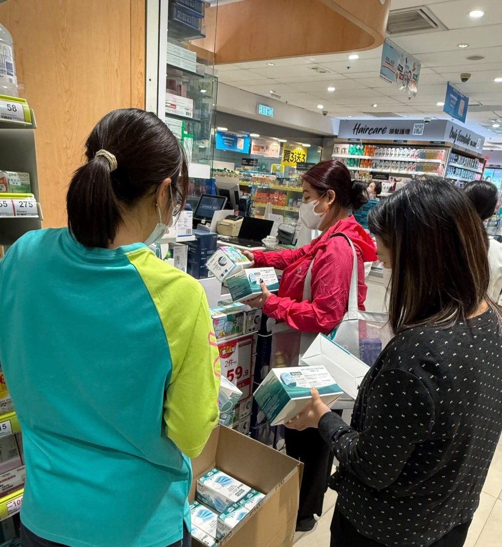 有零售店舖表示近日需频繁补货以应付市民口罩需求。