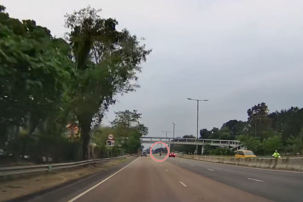 男子騎電動單車在粉嶺公路逆線行駛，有車輛迎頭駛至急忙閃避。fb車cam L（香港群組）影片截圖