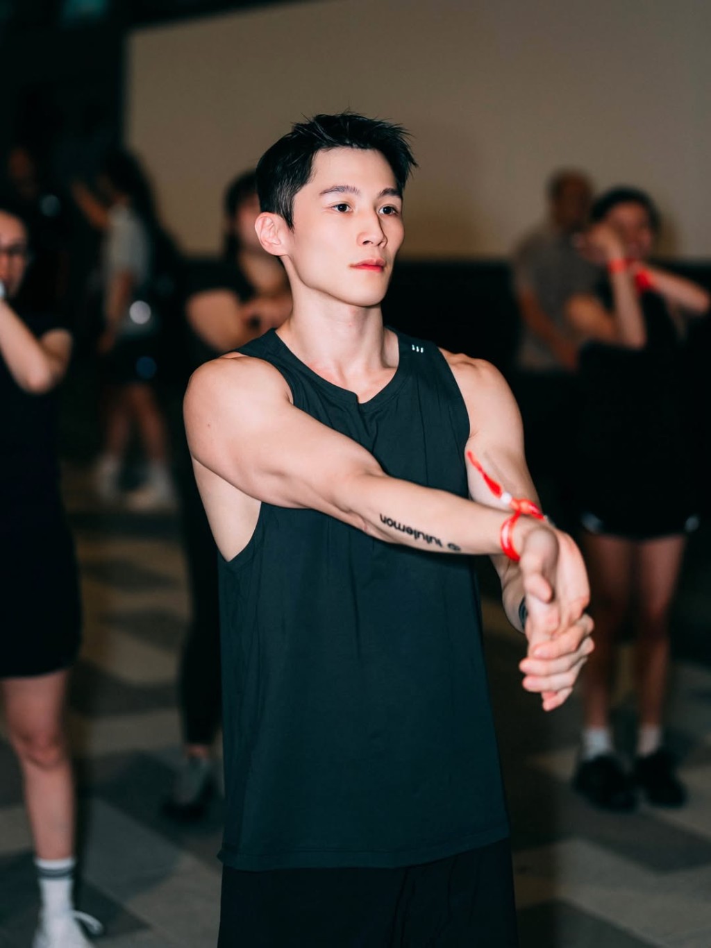 片中男子正是湯鎮業的大仔湯君慈（Bruce），他澄清與Hilary是「兄弟」。