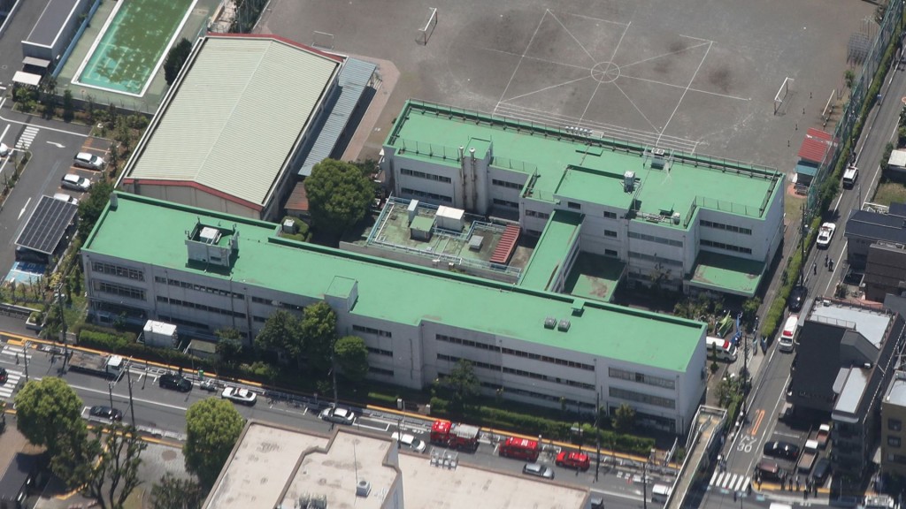 立川市立第三小學校有人闖入鬧事，校方即時終止課堂讓孩子回家。 法新社