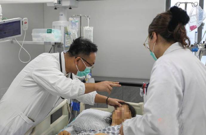 听信偏方“生吞鱼胆”治头痛，江苏女惨送ICU。荔枝新闻