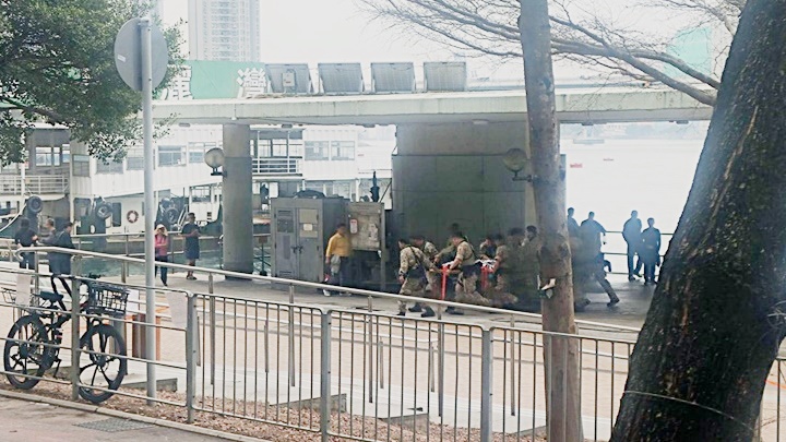 水警將事主救上岸。網圖