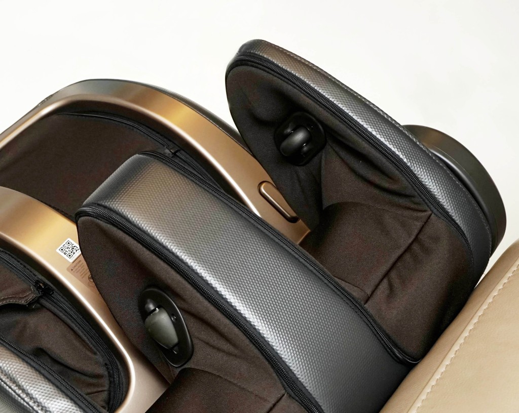 揉揑翼内有两个3D推拿滚轮，可模拟人手指压及推拿效果。