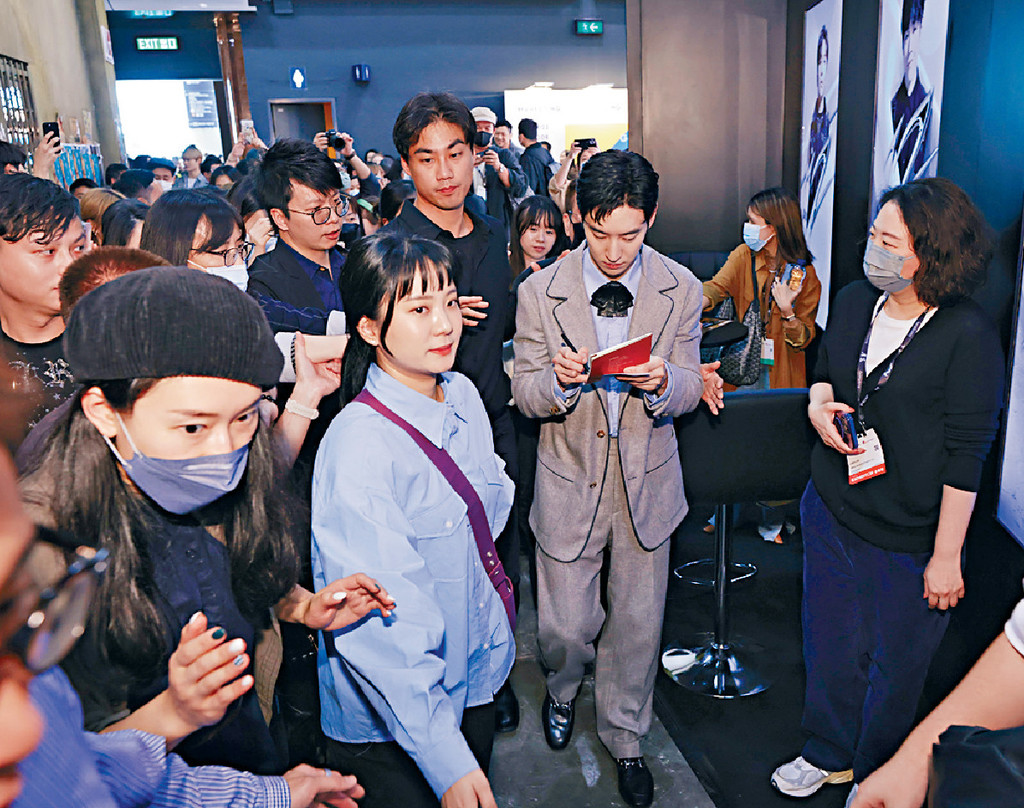 ■李帝勳好親切為粉絲簽名。 ■李帝勳好親切為粉絲簽名。