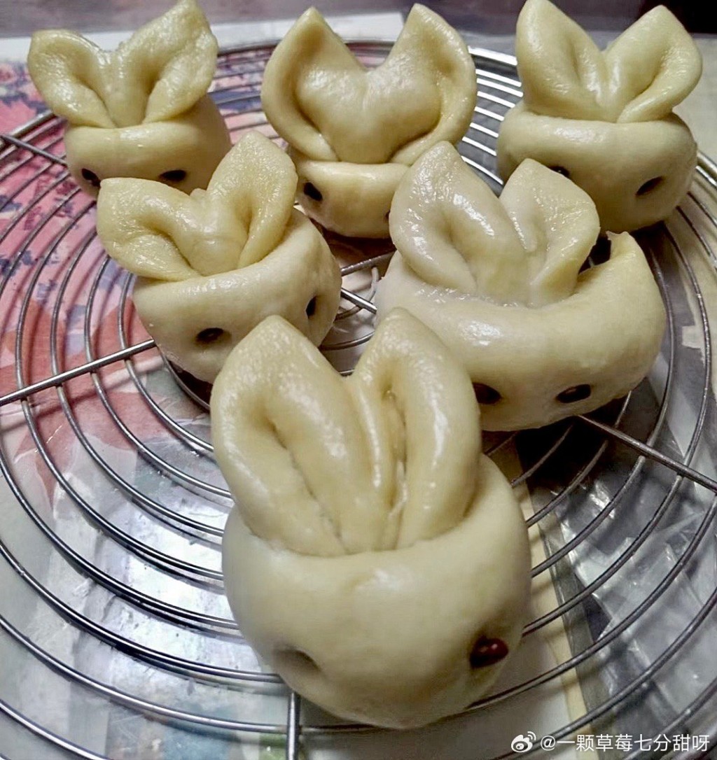 山東花餑餑造形千變，顏色艷麗，令網民讚嘆如藝術品。微博＠一顆草莓七分甜呀