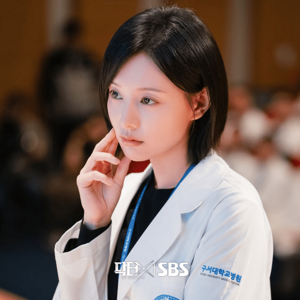 言下之意疑似暗指劇組為求戲劇張力而忽視專業意見。