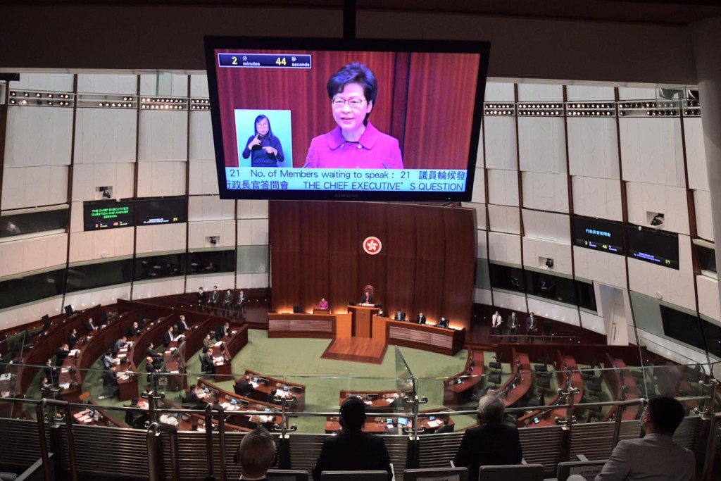 林鄭月娥到立法會出席答問大會。