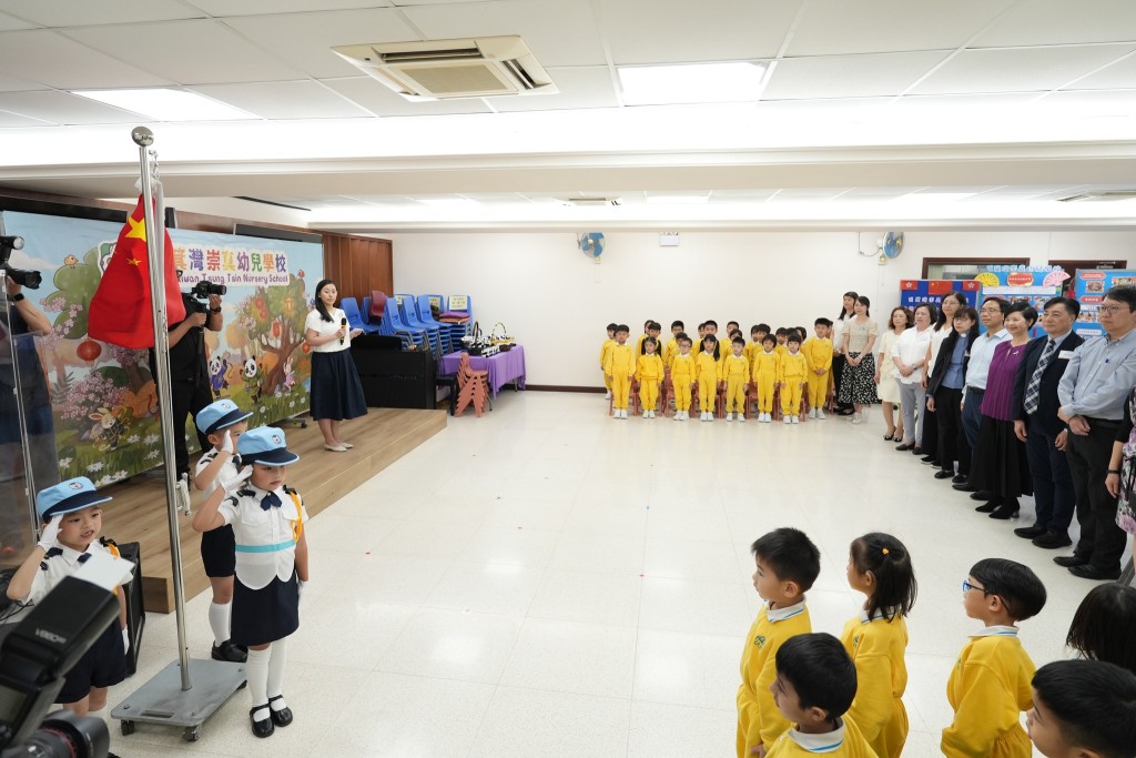 幼兒園的學生舉行升國旗儀式。何永賢fb