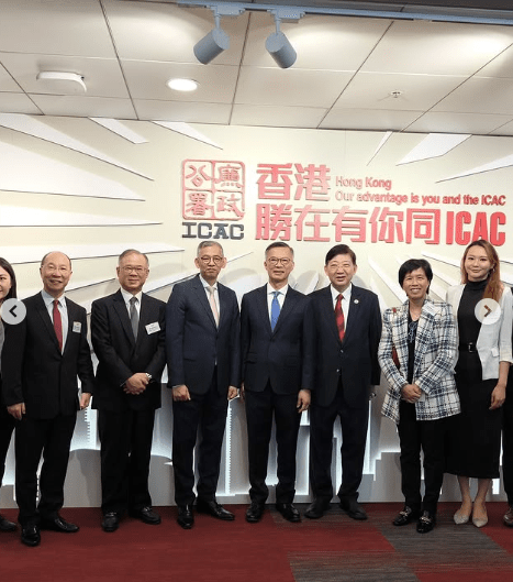 麥詩敏當日身穿黑色貼身連身裙及白色西裝現身，她站在廉政公署的背景板前留影，又與一眾政府官員包括行政長官李家超合照，相當威水。