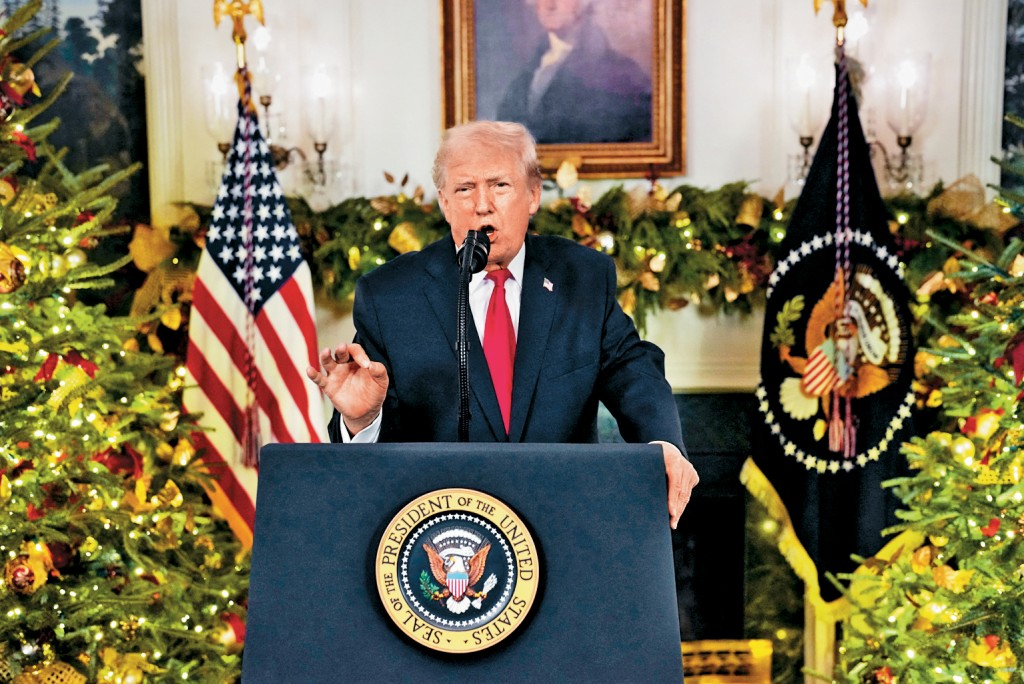 特朗普在周三晚黃金時段，於白宮外交接待室發表演說。