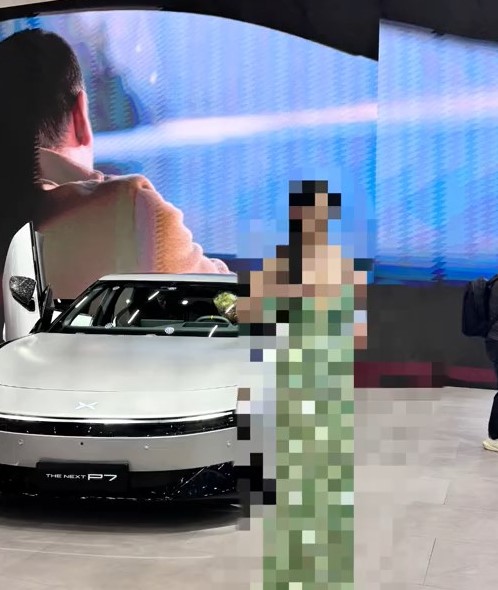 網傳模特兒在最新小鵬最新車款前拍不雅片。