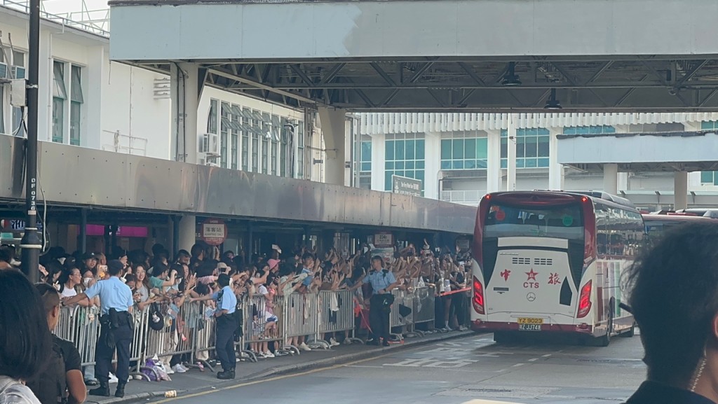 代表團到達尖沙咀。方咏思攝