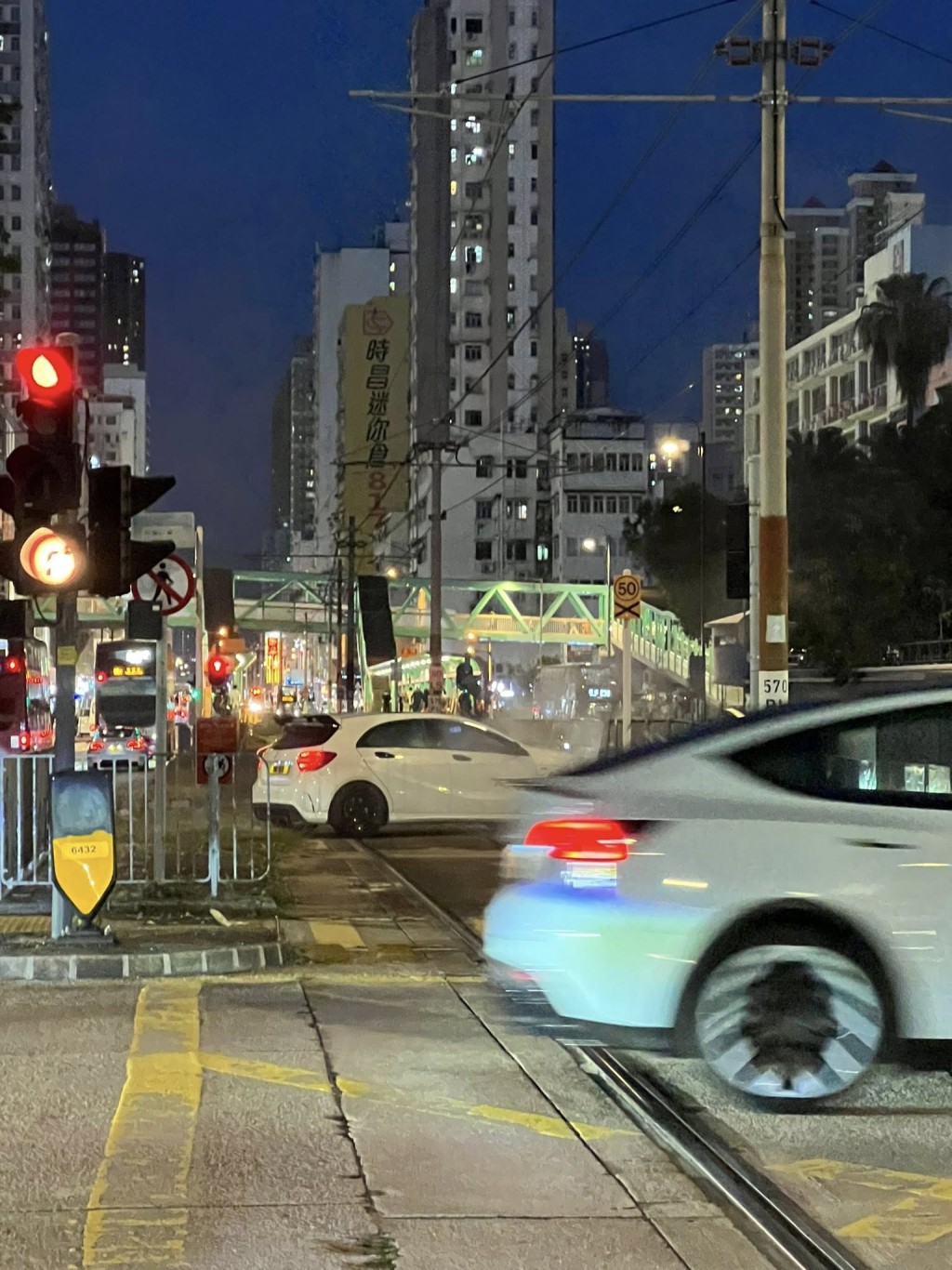 一輛白色私家車失控衝入輕鐵路軌,並撞毀豐年路輕鐵站附近的欄杆。網上圖片 一輛白色私家車失控衝入輕鐵路軌,並撞毀豐年路輕鐵站附近的欄杆。網上圖片