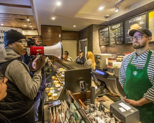 示威者事後湧入涉事咖啡店，高喊口號。AP