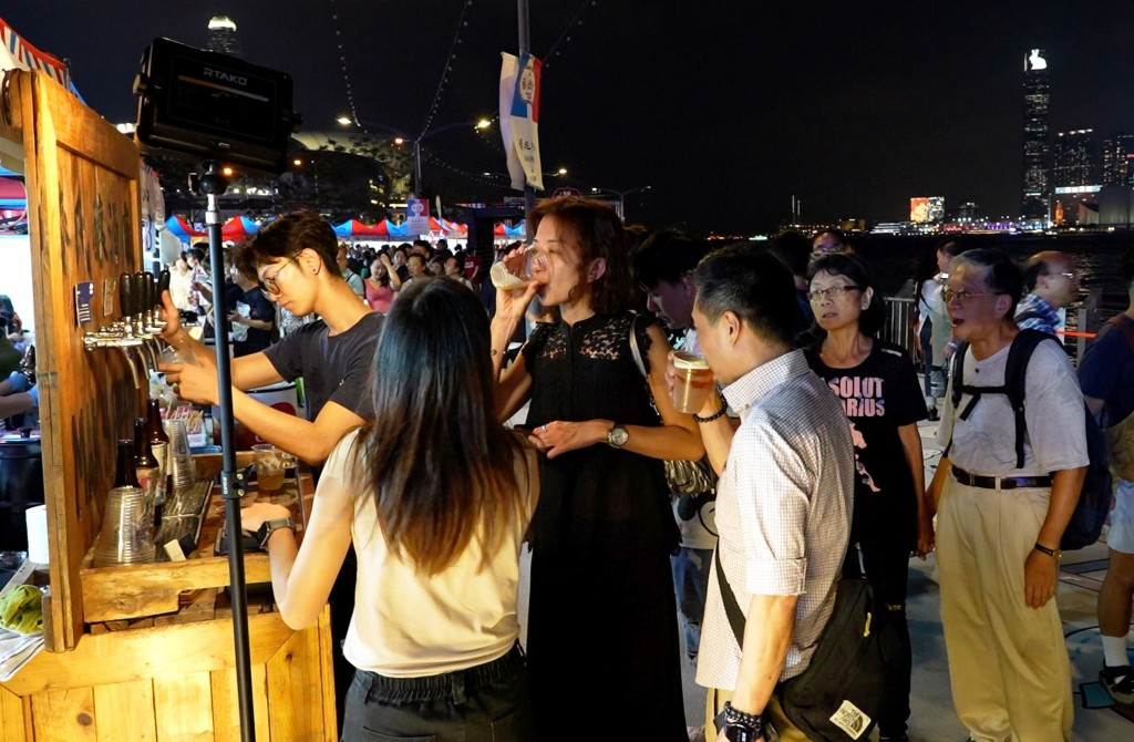 「海滨艺游坊」包括无人机文化汇演、歌舞表演、售卖香港街头美食和本地特产的摊位。发展局网站图片
