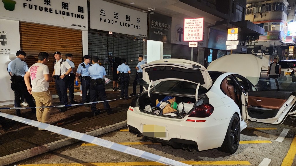 警旺角截查可疑私家車，搜出攻擊性武器及毒品。黎志偉攝