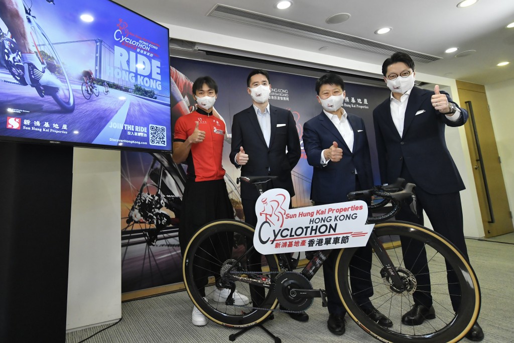 左起：前香港單車隊成員仇多明、新地執行董郭基煇、旅發局主席彭耀佳、旅發局節目及旅遊產品拓展總經理伍家健。陳極彰攝