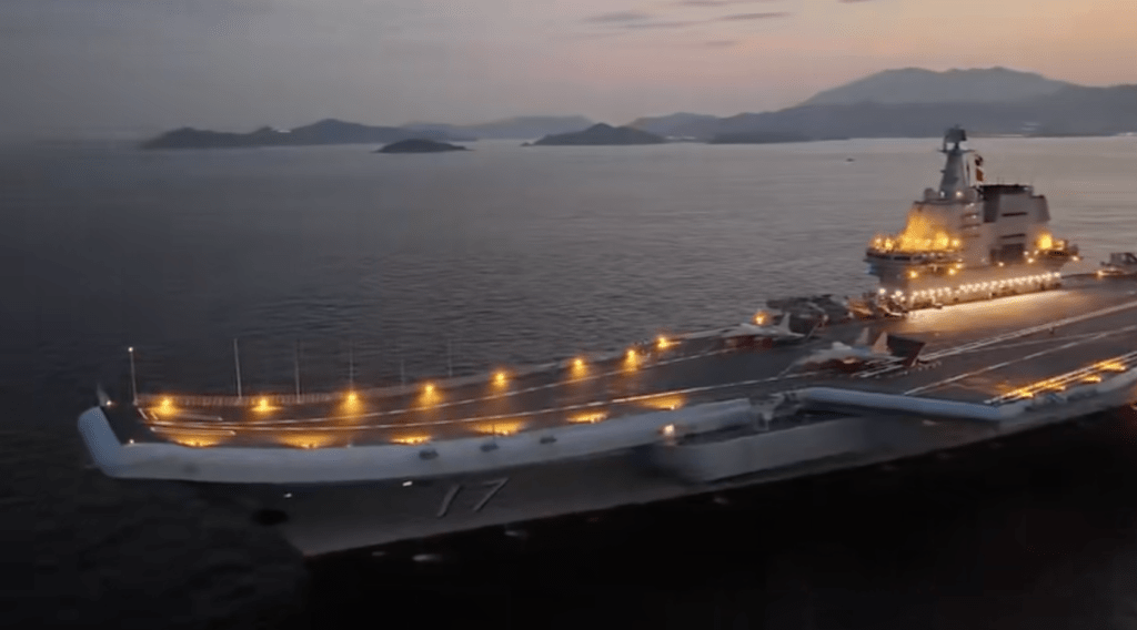 山東艦在黃昏夕陽之下。 山東艦在黃昏夕陽之下。