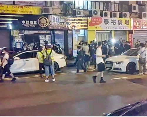 警員截查可疑人士。梁國雄fb影片截圖