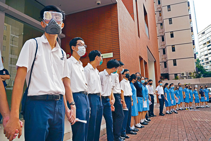 圣保罗男女中学学生于校园外筑起人链抗议，表达诉求。