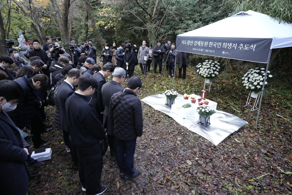 南韓政府人士和遺屬自行舉辦悼念儀式。（美聯社）