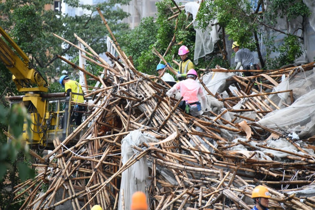 多名工人今早到場清理雜物及竹枝。。楊偉亨攝