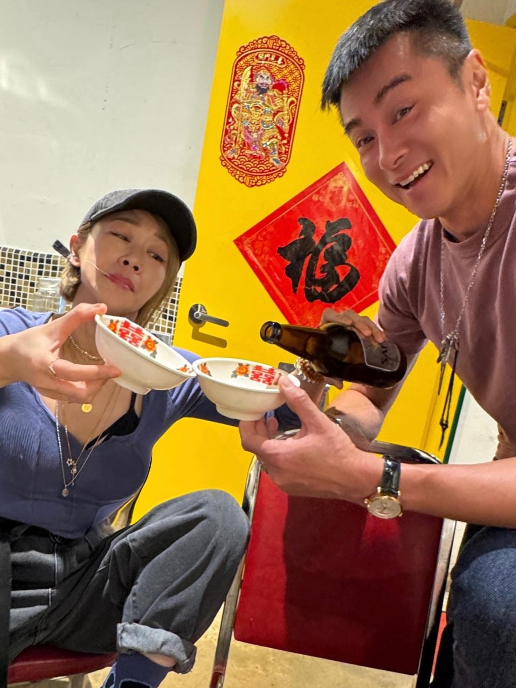 夫妻两人做出鬼马的表情。