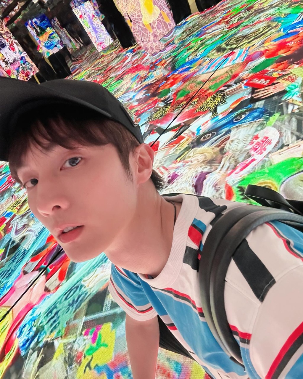 阿本在IG透露趁拍攝空檔，去看了一個有趣的藝術展：香港🇭🇰油街藝術中心「人山人海」GARY CARD。