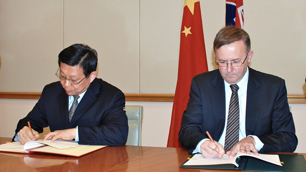 阿爾巴尼斯曾任澳洲基建交通部長，2012年與時任中國商務部長陳德銘簽署諒解備忘錄。新華社