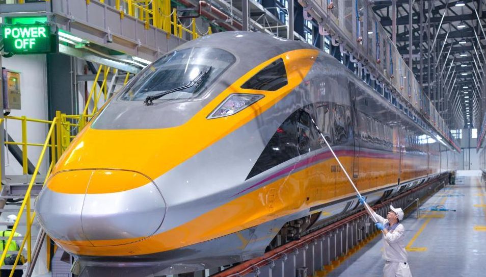 與中國合作印尼雅萬高鐵列車試行,時速首達每小時350公里。 新華社圖