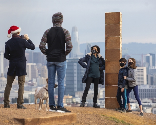 大批民众特地到场与「姜饼柱」拍照。AP
