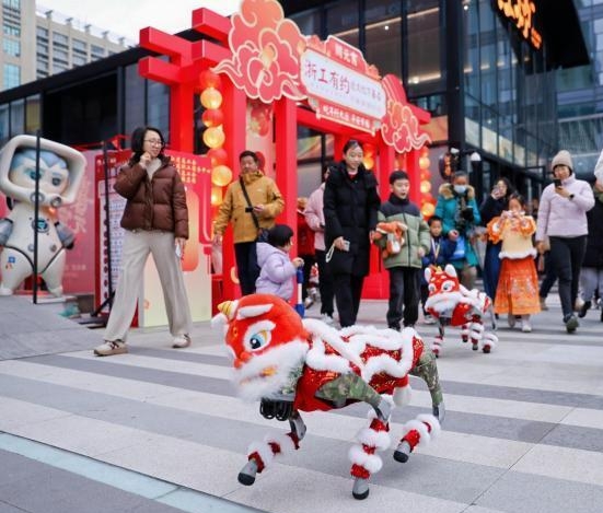 機械狗在街區巡遊。