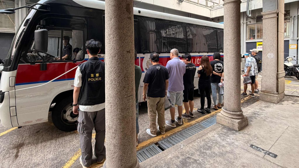 警旺角搗破非法麻雀檔拘10人 檢5張電動麻雀枱及1.7萬元現金。警方圖片