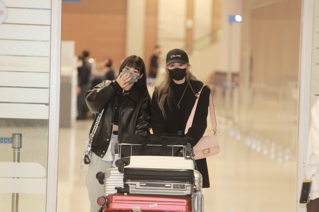 女團COLLAR成員Day（許軼）和Candy（王家晴）漏夜抵達機場。