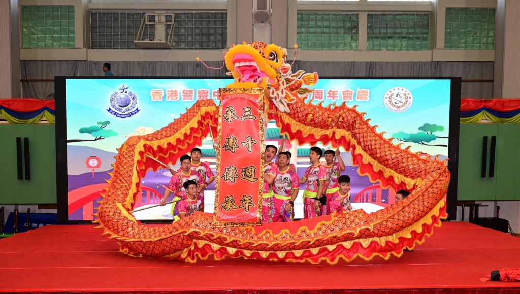 香港警察中國武術會醒獅隊表演。 香港警察中國武術會醒獅隊表演。