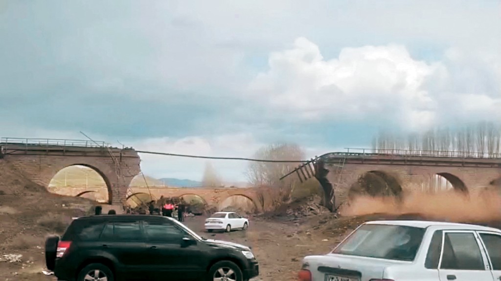 伊朗贊詹省的一座橋樑周二遭攻擊受損。