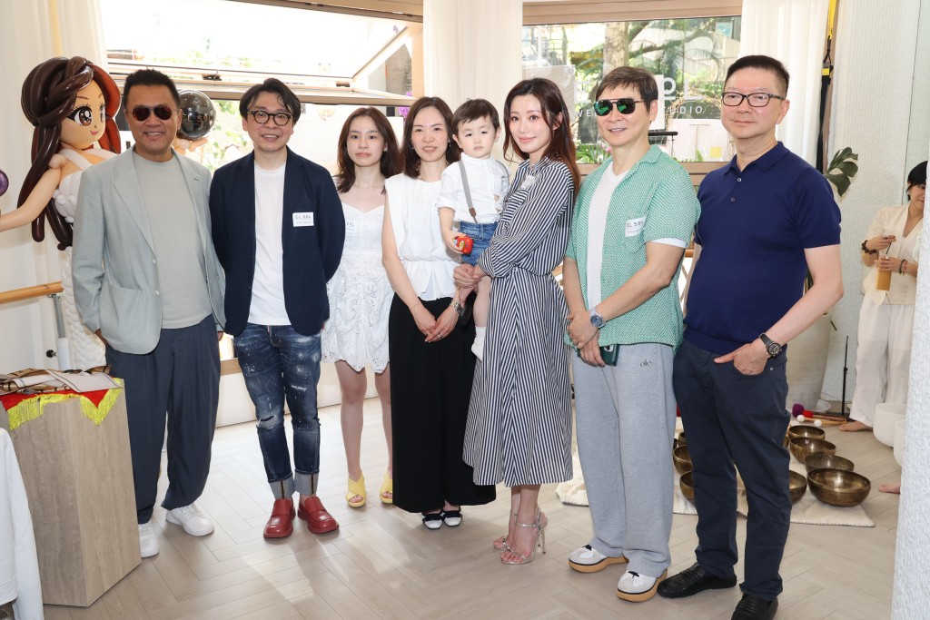 賀楊梓（右三）逆市開業，經營健康療癒工作室，帶埋兩歲兒子到場。