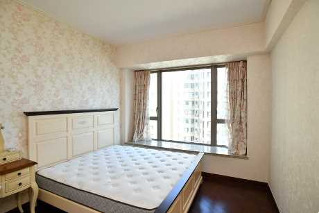 主人套房內置有大雙人牀，並可三邊下牀。