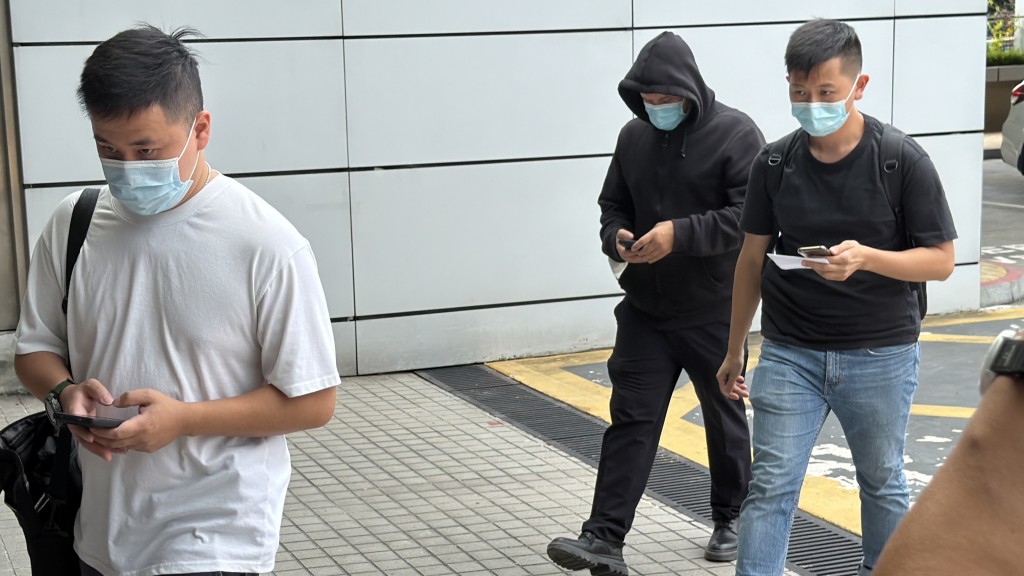 機上4名機組人員由救護車送抵北大嶼山醫院。 機上4名機組人員由救護車送抵北大嶼山醫院。