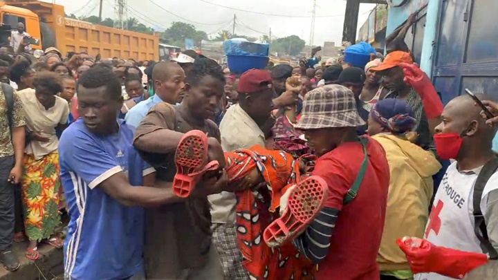 有民眾將死傷者抬離現場。路透社圖片