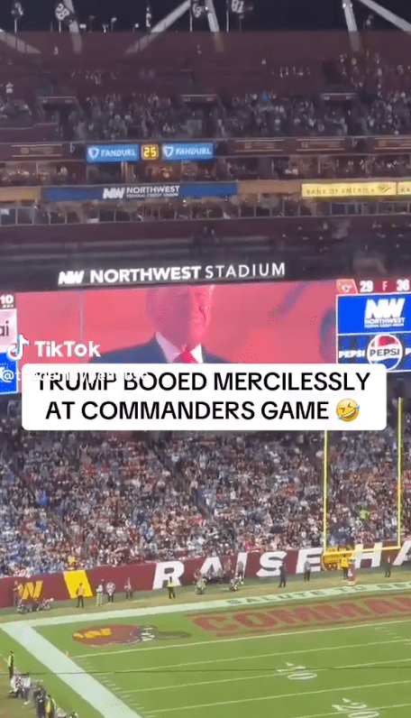 比賽上半場結束前，體育館大屏幕轉播特朗普身影時，看台上隨即爆發出震耳欲聾的噓聲。X@LePapillonBlu2